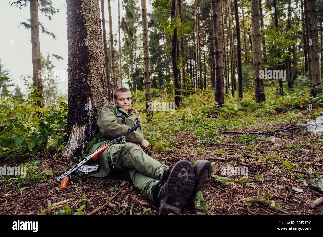 Un terrorista in pausa dalla guerra, riposato durante la guerra pesante e l'attacco Foto Stock