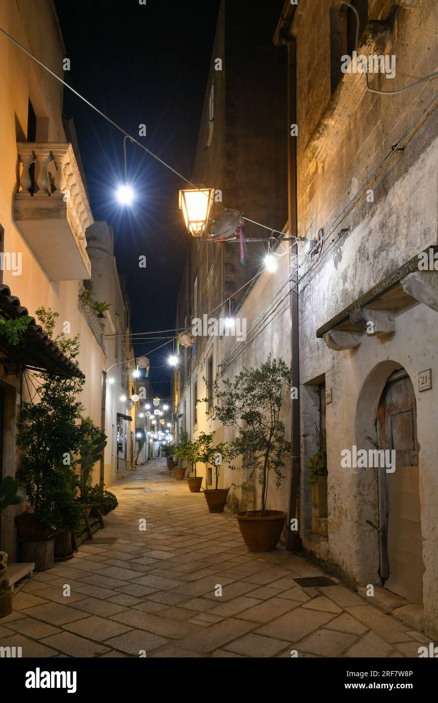 Foto notturna di un vicolo a Ruffano, un antico borgo in provincia di Lecce. Foto Stock