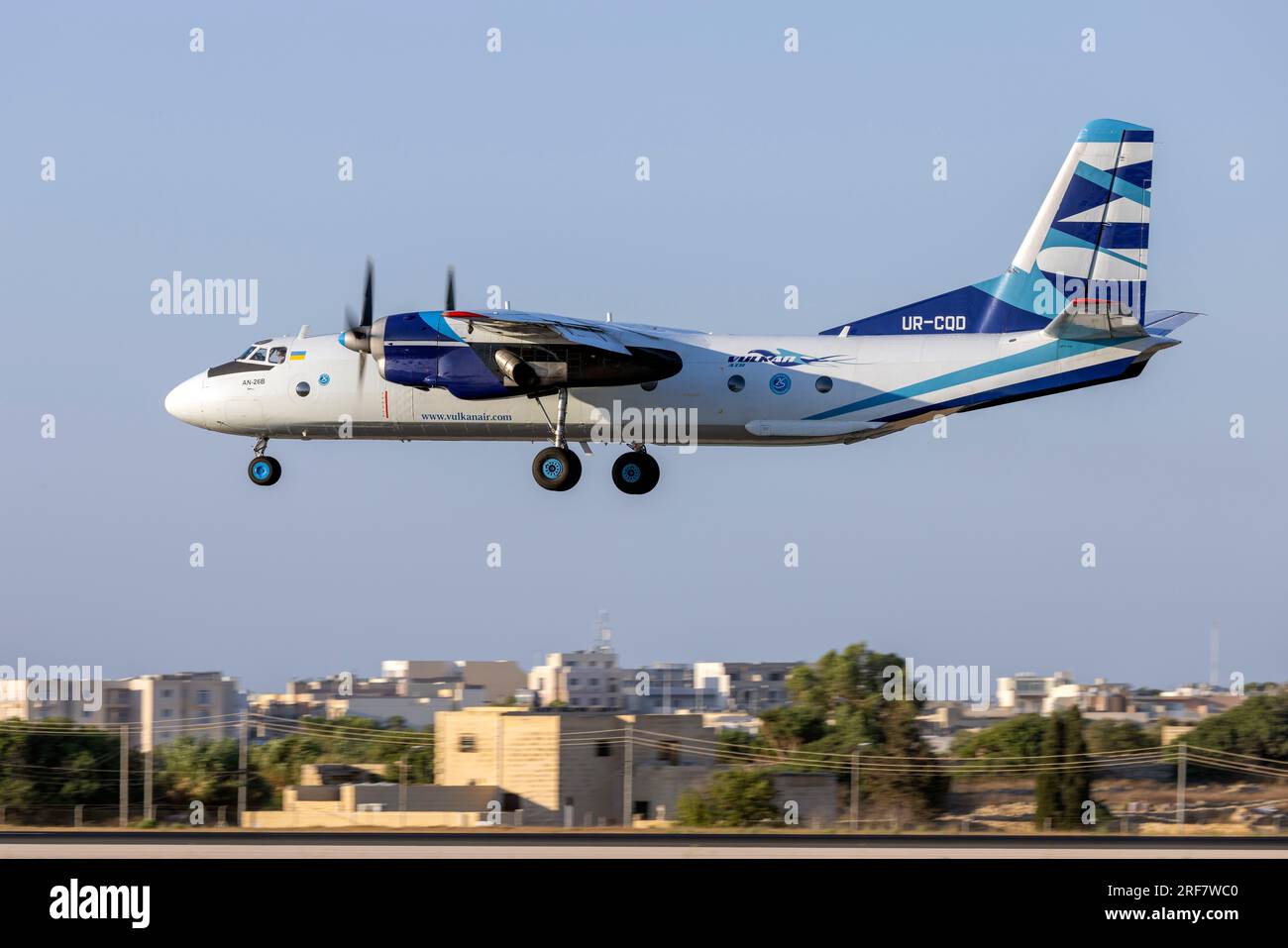 Vulkan Air Antonov An-26B (REG: UR-CQD) sulla pista finale 31 in serata. Foto Stock