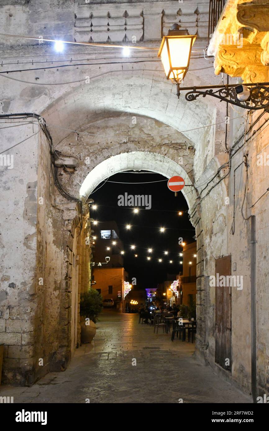 Foto notturna di un vicolo a Ruffano, un antico borgo in provincia di Lecce. Foto Stock