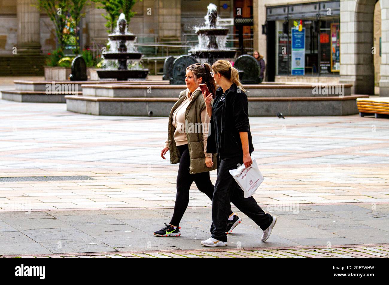 Dundee, Tayside, Scozia, Regno Unito. 1 agosto 2023. Tempo nel Regno Unito: Tayside, il clima della Scozia è luminoso e piacevole con una fresca brezza, con temperature che raggiungono i 18°C. La gente del posto trascorre la mattinata nel centro di Dundee, godendosi il bel tempo di agosto e la vita cittadina mentre si divertono e fanno shopping per le occasioni estive durante il crescente clima di inflazione scozzese. Crediti: Dundee Photographics/Alamy Live News Foto Stock