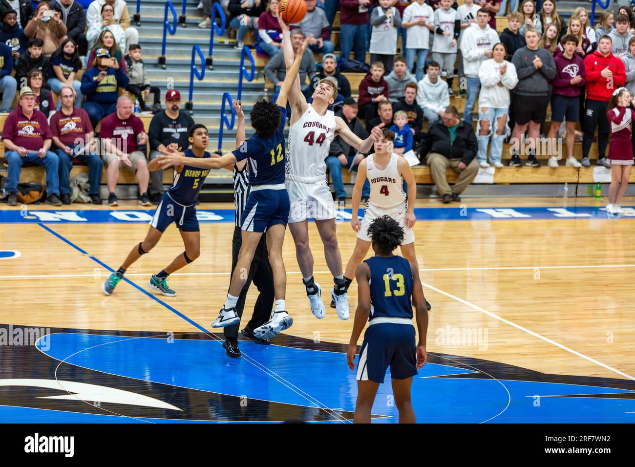 Un giocatore della Central Noble High School controlla la palla dopo la palla per iniziare una partita di basket maschile contro l'Hammond Bishop Noll Institute in Ind. Foto Stock