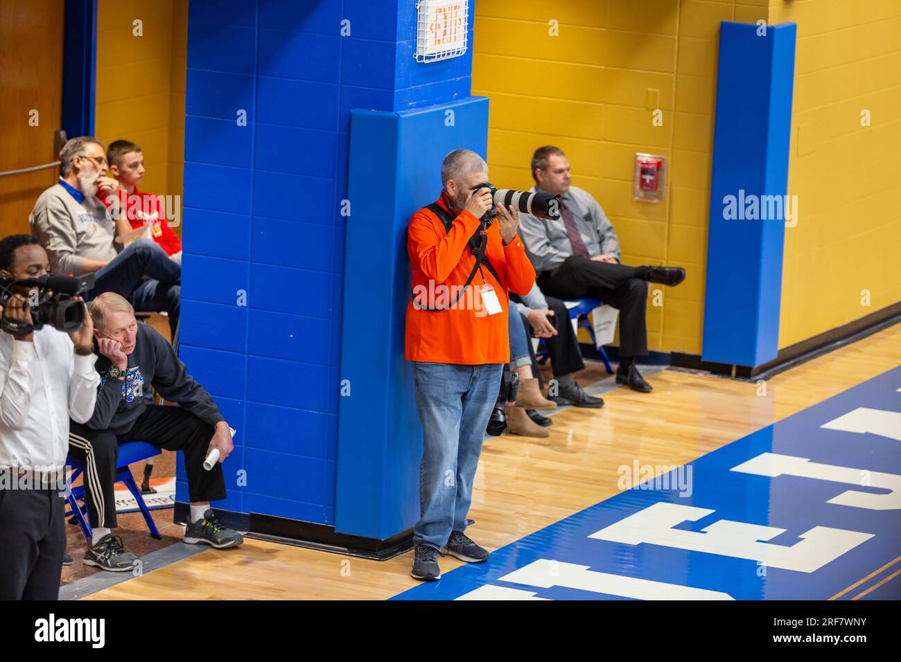 Un fotografo di Leverage Photography scatta una foto durante una partita di basket alla North Judson San Pierre High School a North Judson, Indiana, USA. Foto Stock