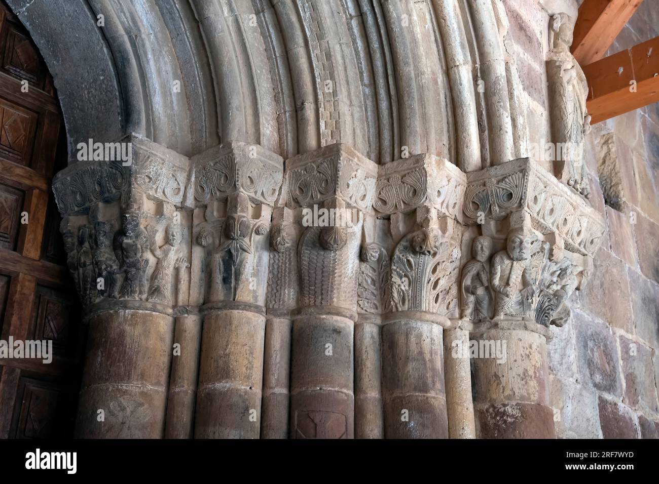 Cappellini del portale principale della chiesa di San Esteban, Pineda de la Sierra, Spagna. San Esteban, Pineda de la Sierra, Spagna. La Chiesa di San Esteban Foto Stock