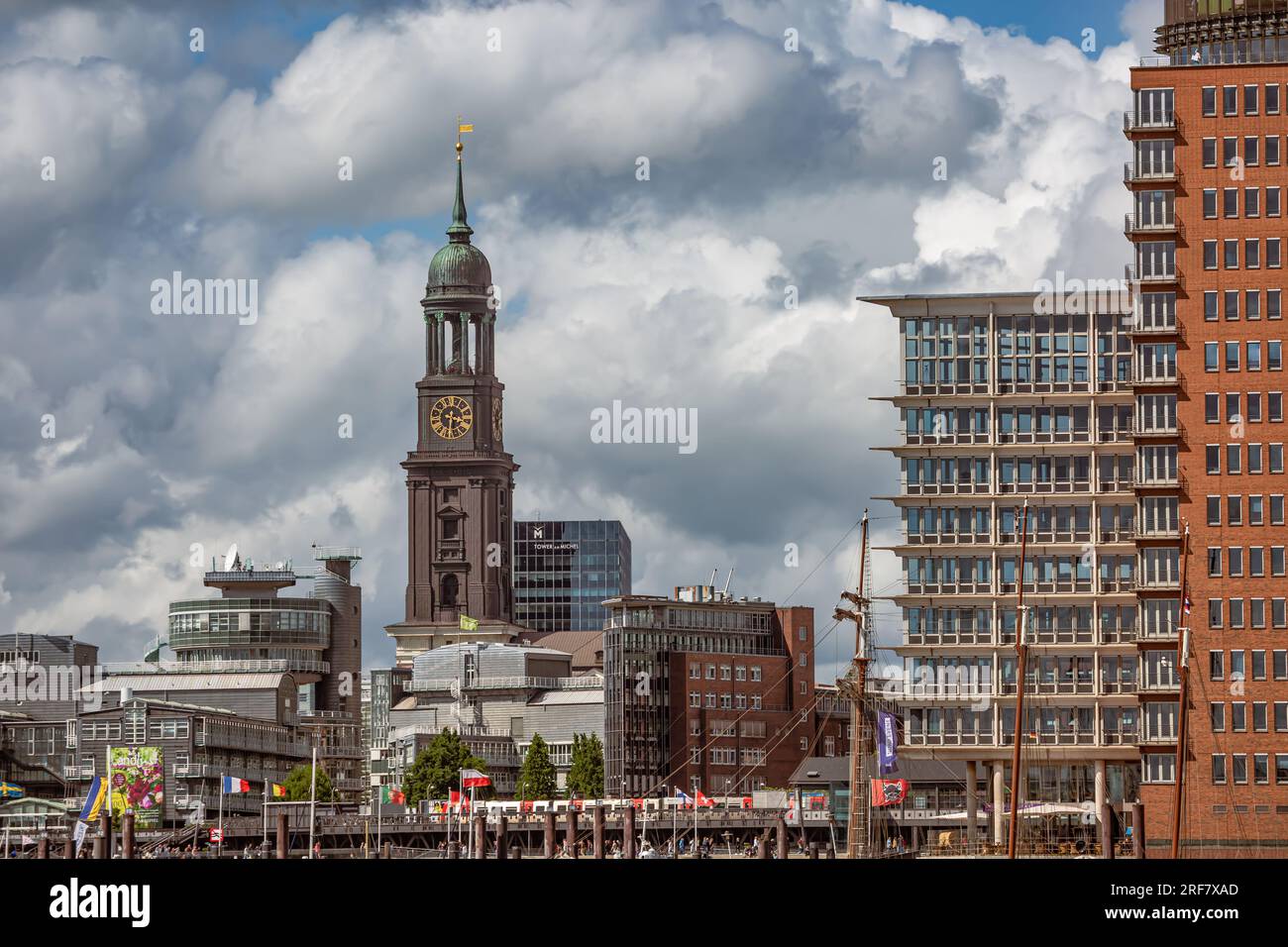 Sandtorhöft al porto con vista su Michel e Baumwall di Amburgo Foto Stock