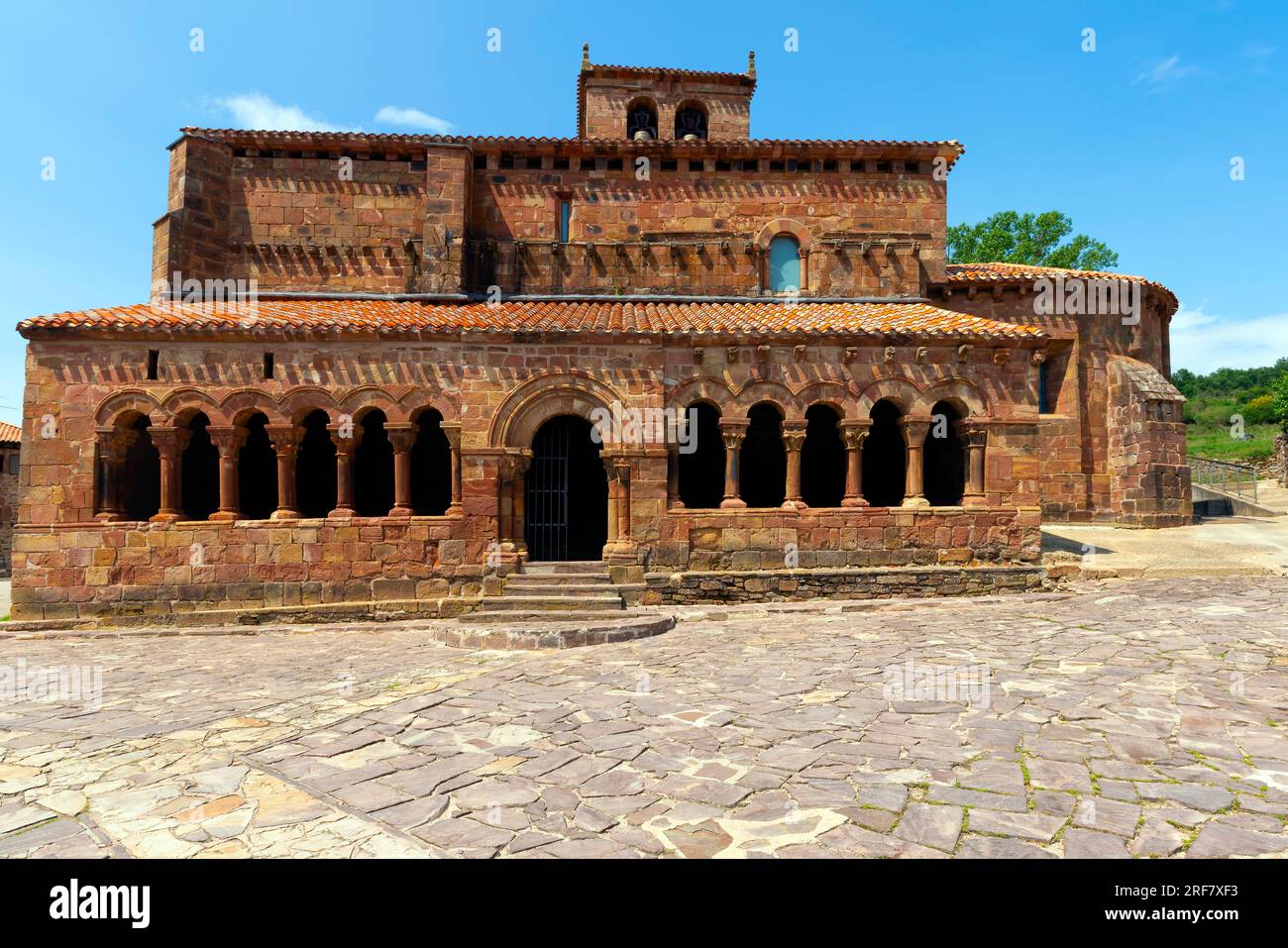 San Esteban, Pineda de la Sierra, Spagna. La chiesa di San Esteban Protomártir è un edificio romanico eccezionale nel nord della Spagna ed è ricco Foto Stock