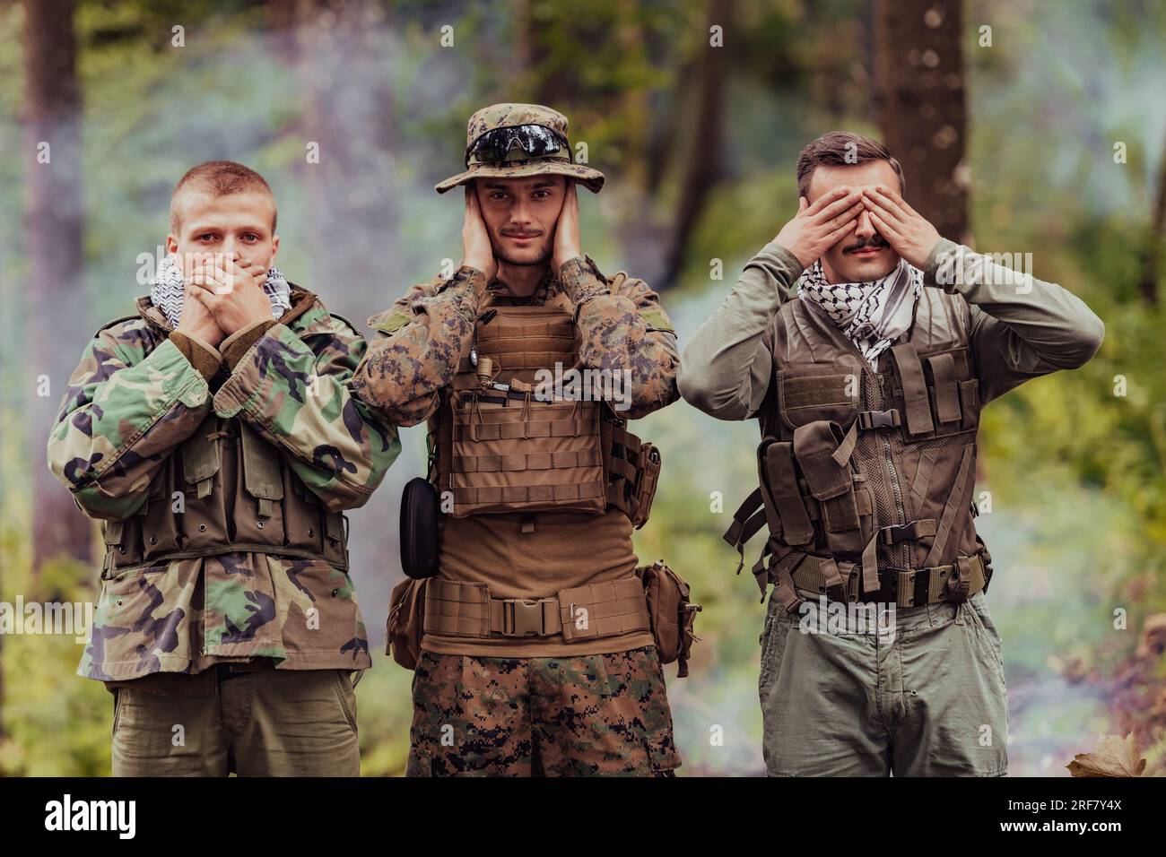 Un gruppo di soldati in schiera che celebrano la pace dopo la battaglia mostrando simboli ciechi muti e sordi Foto Stock