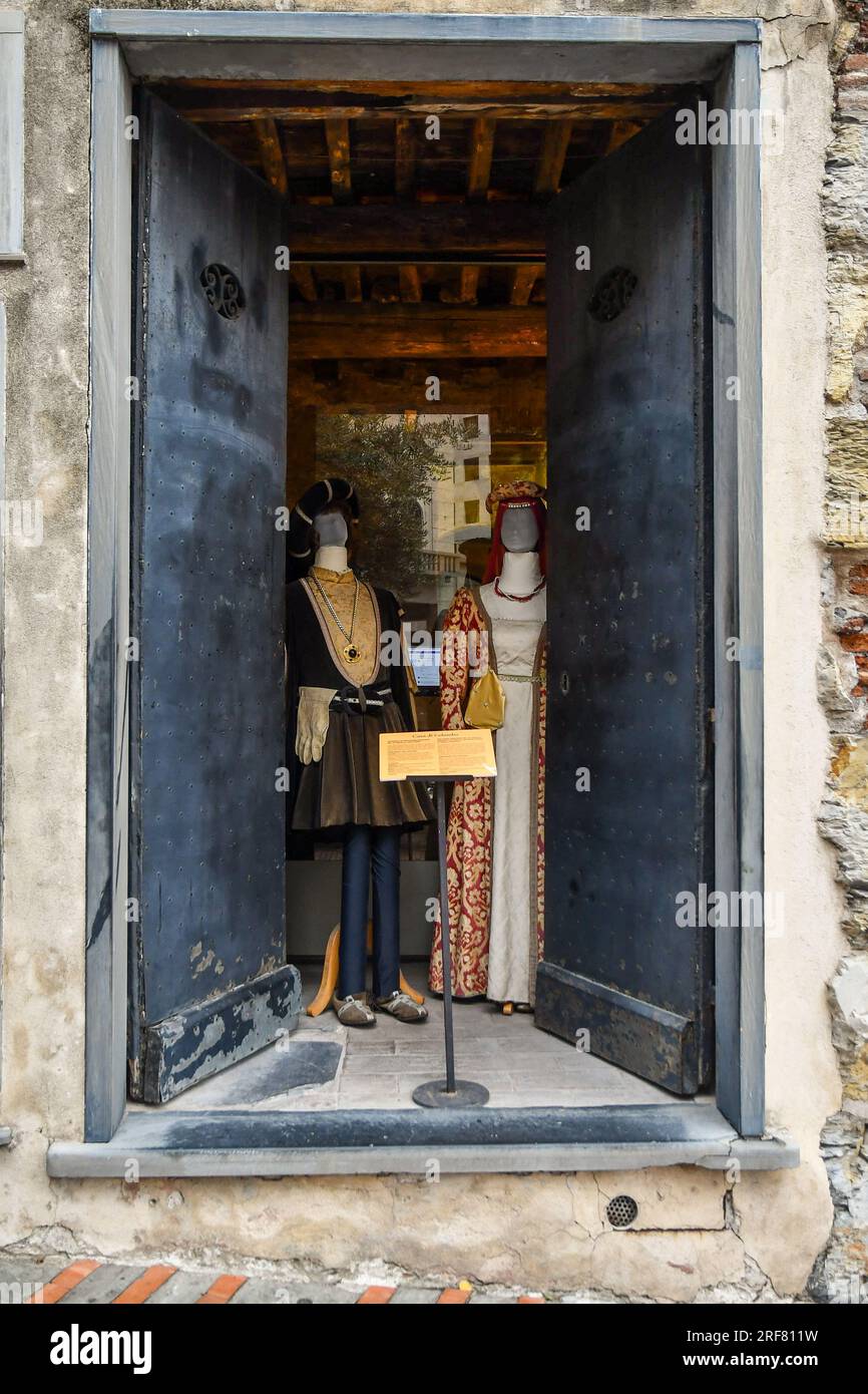 Costumi storici del XV secolo esposti presso la Casa di Cristoforo Colombo, Genova, Liguria, Italia Foto Stock