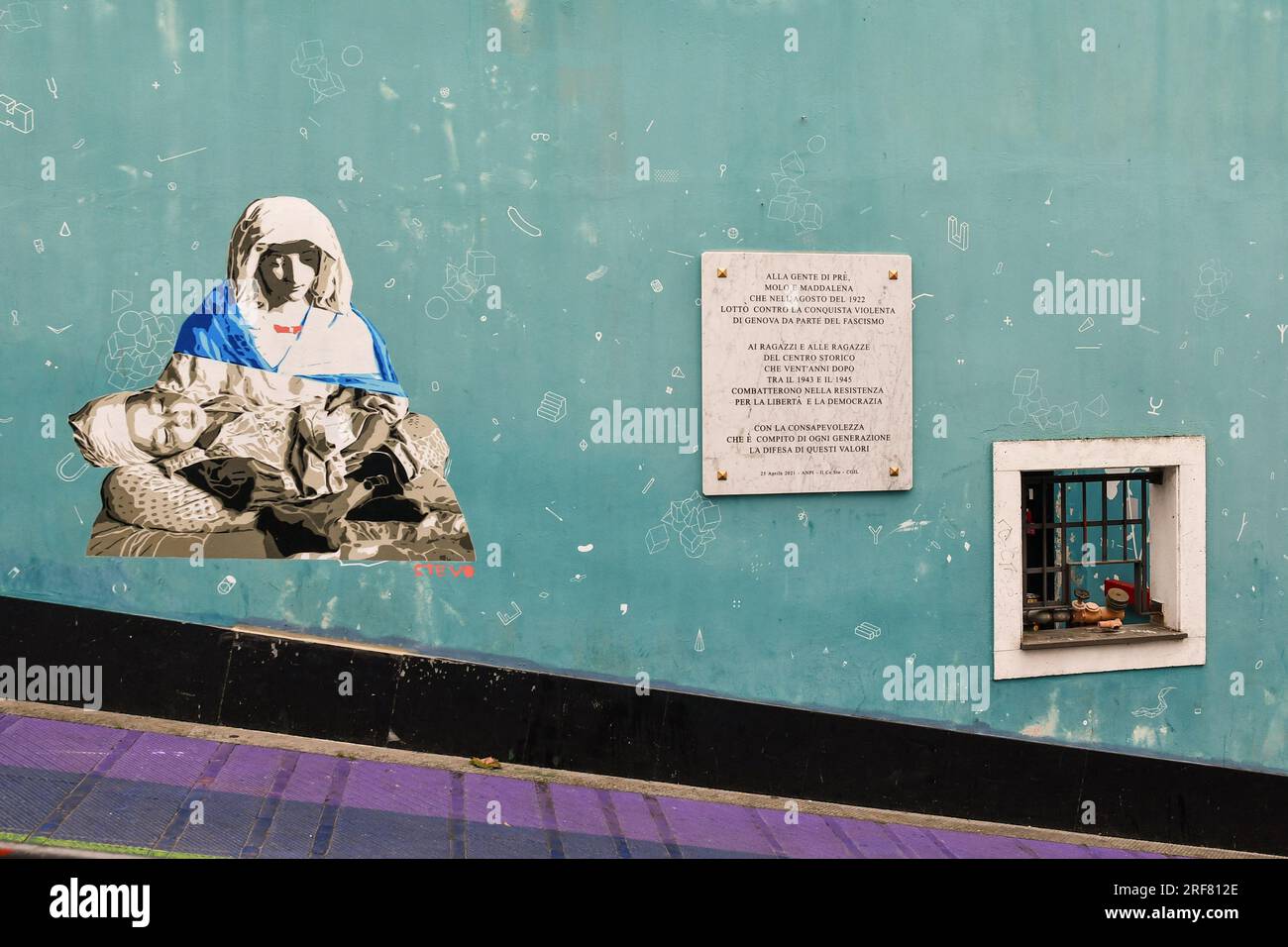 Murale contro la guerra Ucraina accanto ad una targa commemorativa dedicata alla resistenza contro il fascismo presso i Giardini Luzzati di Genova, Liguria, Italia Foto Stock