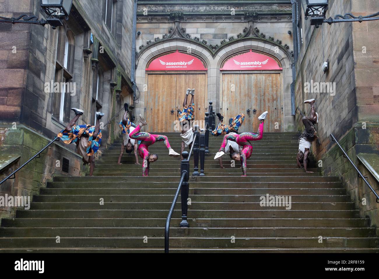 Edimburgo. Scozia, Regno Unito. 1 agosto 2023. Artisti dell'Afrique en Cirque durante una foto al Mound di Edimburgo, in vista delle loro esibizioni in tutto l'Edinburgh Festival Fringe. Foto: Pako Mera/Alamy Live News Foto Stock
