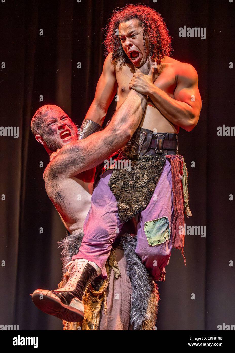 Edimburgo, Regno Unito. 1 agosto 2023 nella foto: Mythos: Ragnarök è uno spettacolo innovativo ed emozionante al Fringe di quest'anno in cui un cast di attori, specializzati nel wrestling professionale, crea alcune delle scene di combattimento più intense ed emozionanti mai viste in un ambiente teatrale. Questo spettacolo rivoluzionario vede Odino e Loki nella loro lotta per sconfiggere giganti primordiali, divinità rivali e dee, e le ambizioni reciproche in questo oscuro adattamento comico della mitologia norrena. Crediti: Rich Dyson/Alamy Live News Foto Stock
