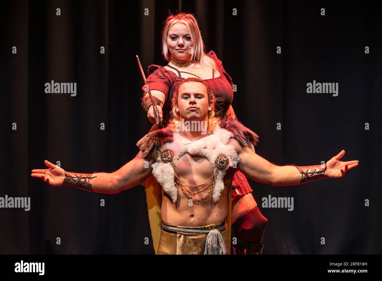 Edimburgo, Regno Unito. 1 agosto 2023 nella foto: Mythos: Ragnarök è uno spettacolo innovativo ed emozionante al Fringe di quest'anno in cui un cast di attori, specializzati nel wrestling professionale, crea alcune delle scene di combattimento più intense ed emozionanti mai viste in un ambiente teatrale. Questo spettacolo rivoluzionario vede Odino e Loki nella loro lotta per sconfiggere giganti primordiali, divinità rivali e dee, e le ambizioni reciproche in questo oscuro adattamento comico della mitologia norrena. Crediti: Rich Dyson/Alamy Live News Foto Stock