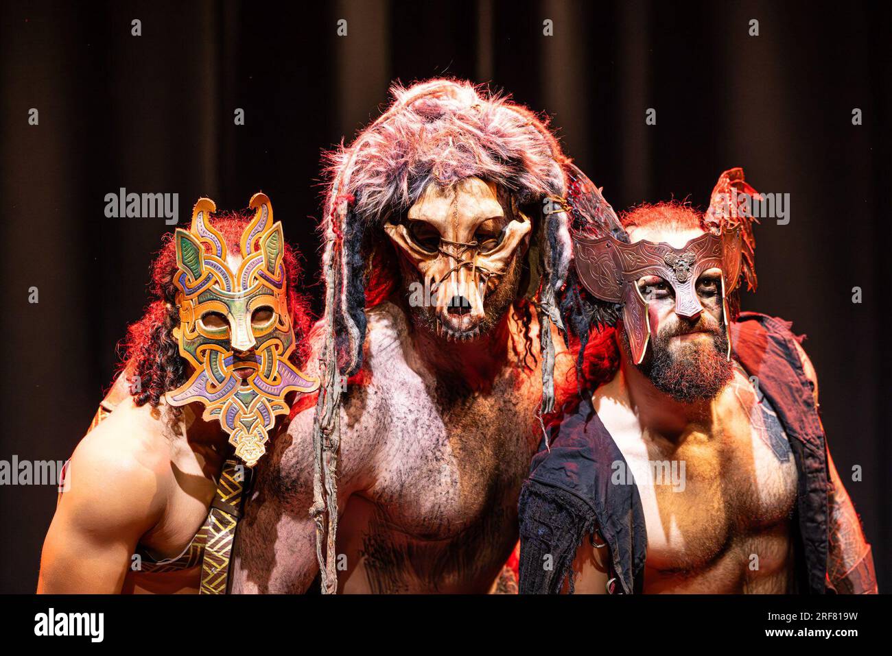 Edimburgo, Regno Unito. 1 agosto 2023 nella foto: Mythos: Ragnarök è uno spettacolo innovativo ed emozionante al Fringe di quest'anno in cui un cast di attori, specializzati nel wrestling professionale, crea alcune delle scene di combattimento più intense ed emozionanti mai viste in un ambiente teatrale. Questo spettacolo rivoluzionario vede Odino e Loki nella loro lotta per sconfiggere giganti primordiali, divinità rivali e dee, e le ambizioni reciproche in questo oscuro adattamento comico della mitologia norrena. Crediti: Rich Dyson/Alamy Live News Foto Stock