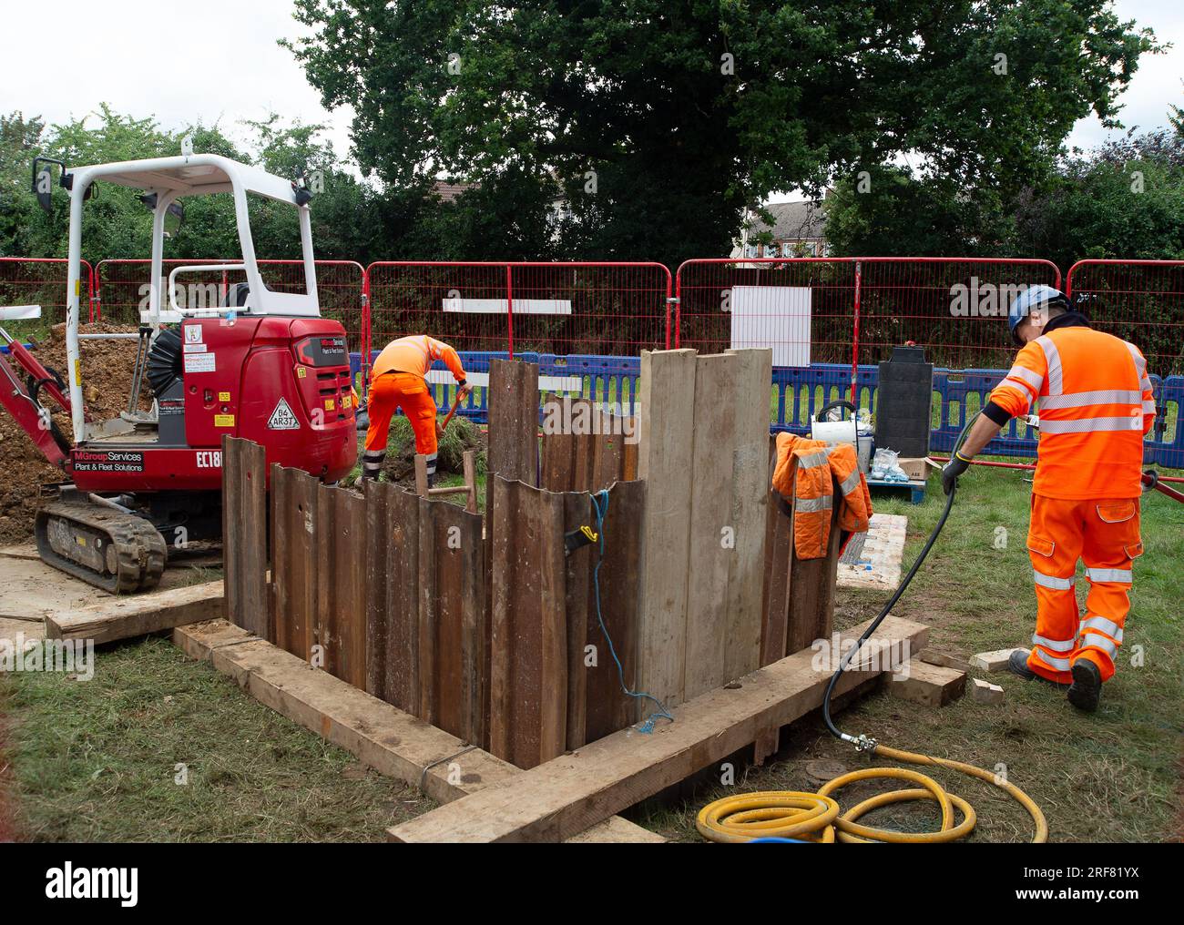 Slough, Berkshire, Regno Unito. 1 agosto 2023. Thames Water si trovava a Slough, nel Berkshire, e oggi ha introdotto nuove tubature più intelligenti che saranno in grado di rilevare perdite e bassa pressione in anticipo. Ofwat ha annunciato ieri che "sta sviluppando un fondo di 100 milioni di sterline (128,31 milioni di dollari) per regolare una riduzione della domanda di acqua in Inghilterra e Galles" che dovrebbe essere operativo entro aprile 2025. Gli investitori hanno accettato di sostenere Thames Water investendo altri 750 milioni di sterline nella società. Per il momento ciò ha impedito al governo di intervenire per riportare temporaneamente Tamigi Water sotto il controllo pubblico. Credi Foto Stock