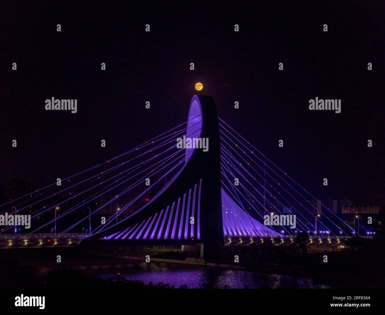 HUAI'AN, CINA - 1 AGOSTO 2023 - la super luna è vista sul ponte della strada sud di Huaihai del Canal grande Pechino-Hangzhou nella città di Huai'an, Jian Foto Stock