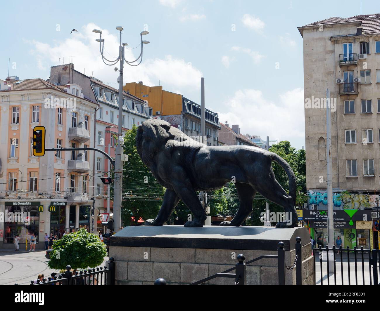 Statua del Leone all'esterno del tribunale di Sofia (Sadebna Palata, o Palazzo di giustizia) nella città di Sofia, Bulgaria. 1° agosto 2023. Foto Stock