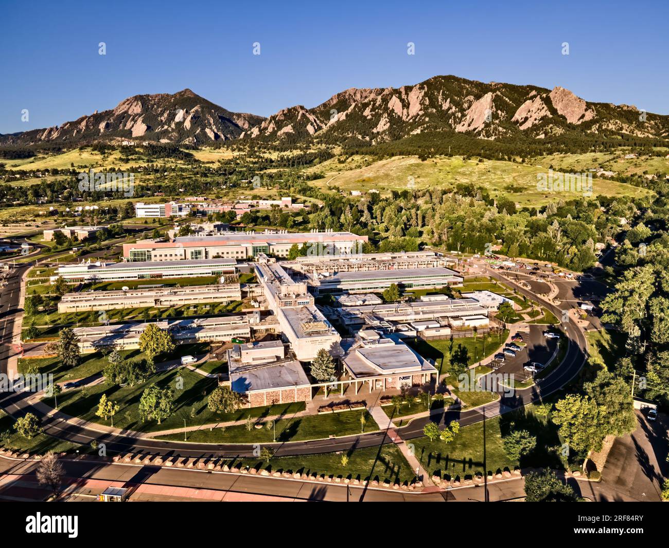 Drone Shot dei Boulder Flatirons e del NIST Campus Foto Stock