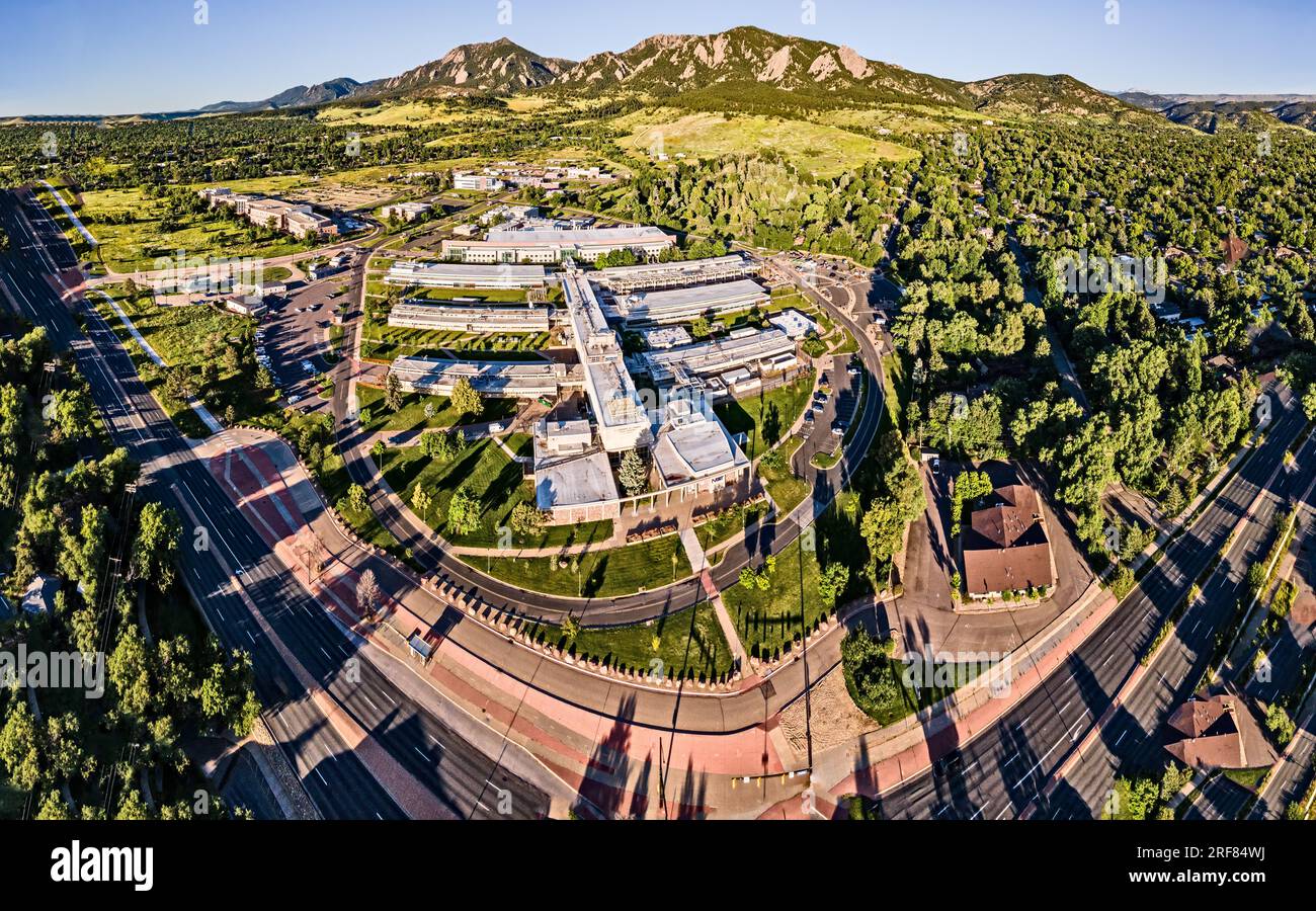 Drone Shot dei Boulder Flatirons e del NIST Campus Foto Stock