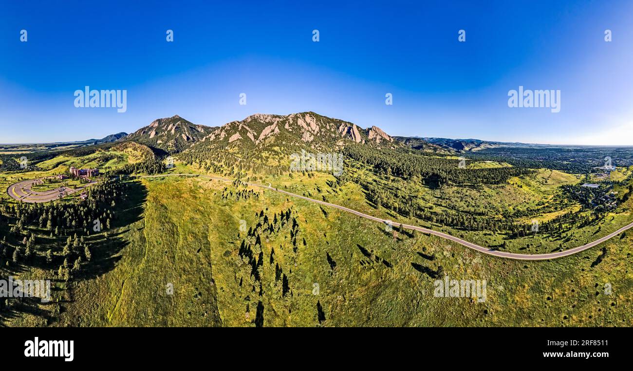 Drone Shot of the Boulder Flatirons e The Road to NCAR Foto Stock
