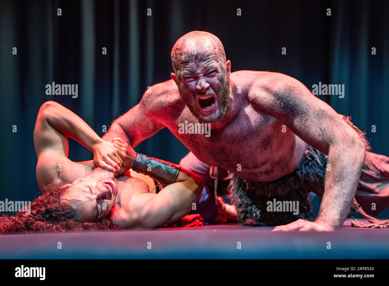 Edimburgo, Scozia, Regno Unito. Agosto 2023. Il Mythological Theatre presenta in anteprima il loro spettacolo Mythos: Ragnarok, un adattamento comico duro e oscuro della mitologia norrena, al teatro Assembly Roxy. Intrecciando antichi miti, leggende e racconti folcloristici in opere teatrali originali, Mythos utilizza un cast di attori specializzati nel wrestling professionale per creare alcune delle scene di combattimento più intense ed emozionanti mai viste in teatro. Iain Masterton/Alamy Live News Foto Stock