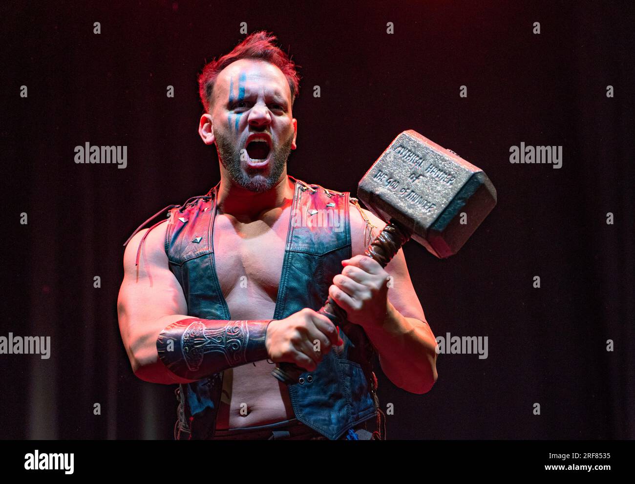 Edimburgo, Scozia, Regno Unito. Agosto 2023. Il Mythological Theatre presenta in anteprima il loro spettacolo Mythos: Ragnarok, un adattamento comico duro e oscuro della mitologia norrena, al teatro Assembly Roxy. Intrecciando antichi miti, leggende e racconti folcloristici in opere teatrali originali, Mythos utilizza un cast di attori specializzati nel wrestling professionale per creare alcune delle scene di combattimento più intense ed emozionanti mai viste in teatro. Iain Masterton/Alamy Live News Foto Stock