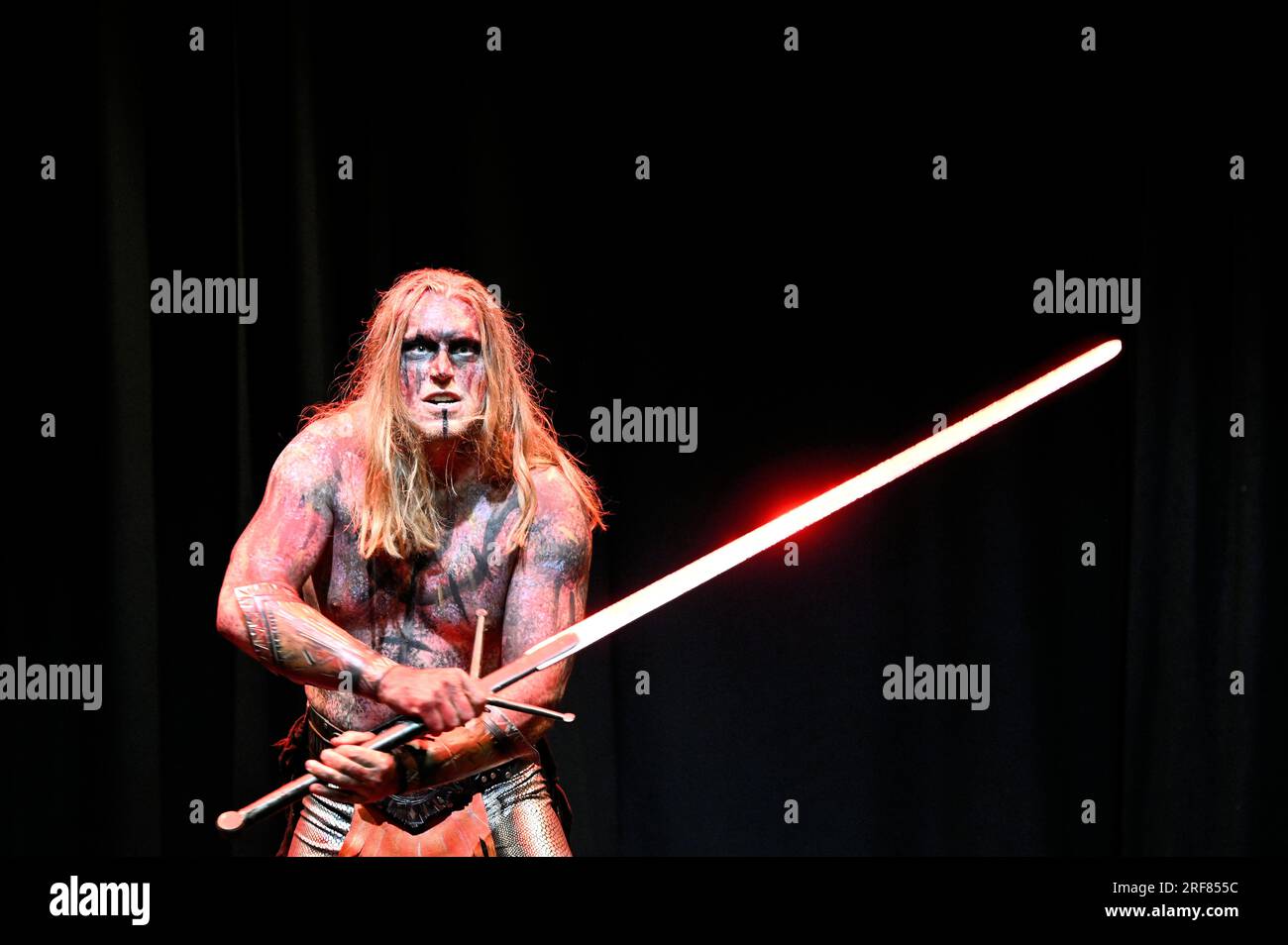 Edimburgo, Scozia, Regno Unito. 1 agosto 2023. Edinburgh Fringe, Mythos: Ragnarok, Odino e Loki nella loro lotta per sconfiggere giganti primordiali, divinità rivali e dee in un oscuro adattamento comico della mitologia norrena. Intrecciando antichi miti, leggende e racconti popolari in pezzi originali del teatro, Mythos utilizza un cast di attori specializzati nel wrestling professionale. In mostra all'Assembly Roxy, sede 139 dal 2 agosto Crediti: Craig Brown/Alamy Live News Foto Stock