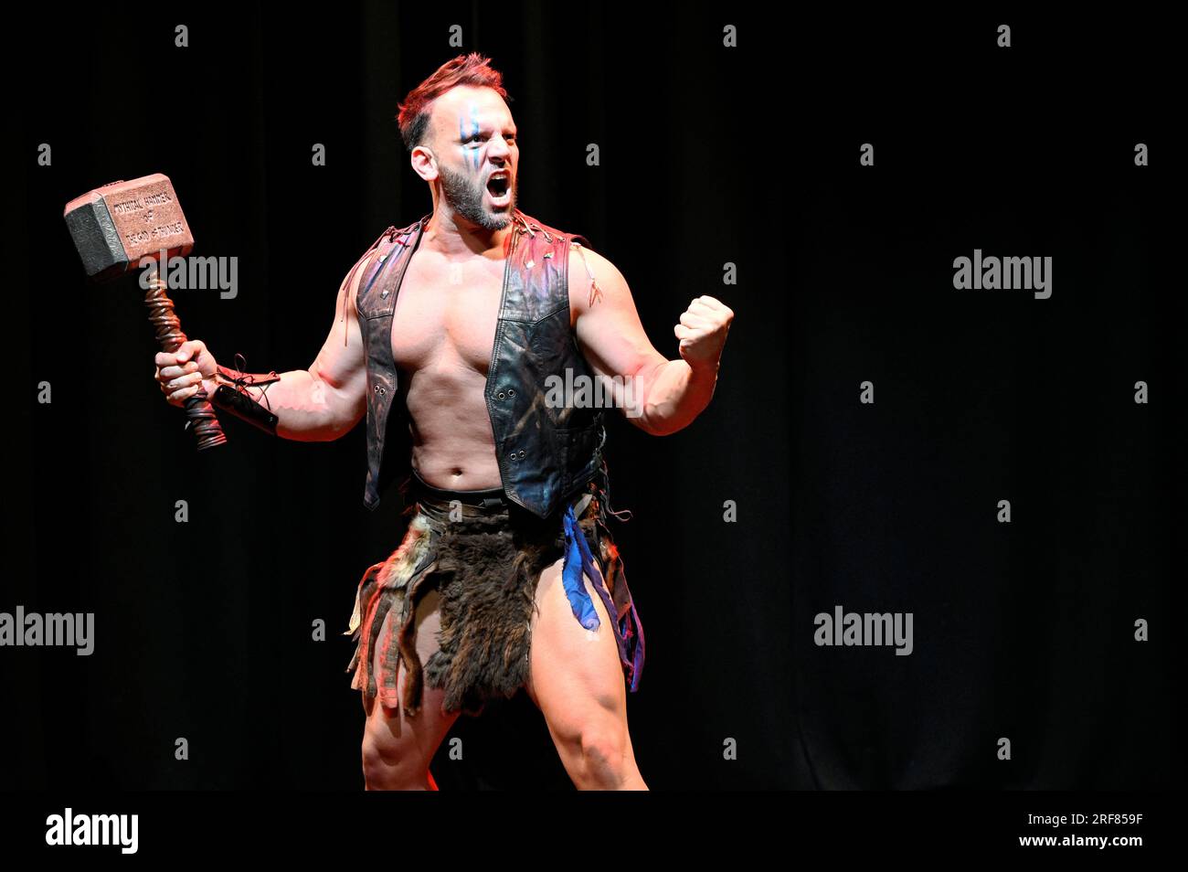 Edimburgo, Scozia, Regno Unito. 1 agosto 2023. Edinburgh Fringe, Mythos: Ragnarok, Odino e Loki nella loro lotta per sconfiggere giganti primordiali, divinità rivali e dee in un oscuro adattamento comico della mitologia norrena. Intrecciando antichi miti, leggende e racconti popolari in pezzi originali del teatro, Mythos utilizza un cast di attori specializzati nel wrestling professionale. In mostra all'Assembly Roxy, sede 139 dal 2 agosto Crediti: Craig Brown/Alamy Live News Foto Stock