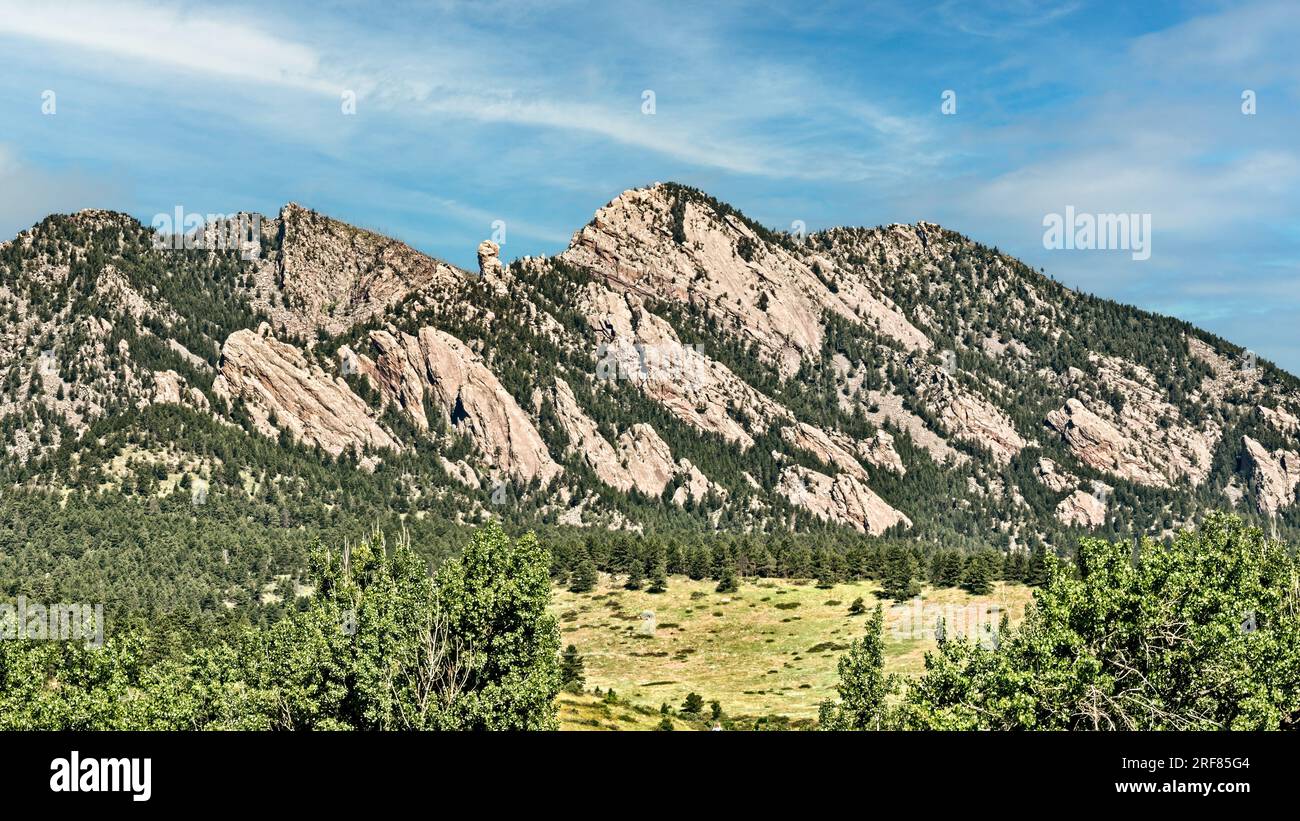 Flatirons panaroma da Doudy Draw Trail Head, Eldorado Springs, Colorado Foto Stock