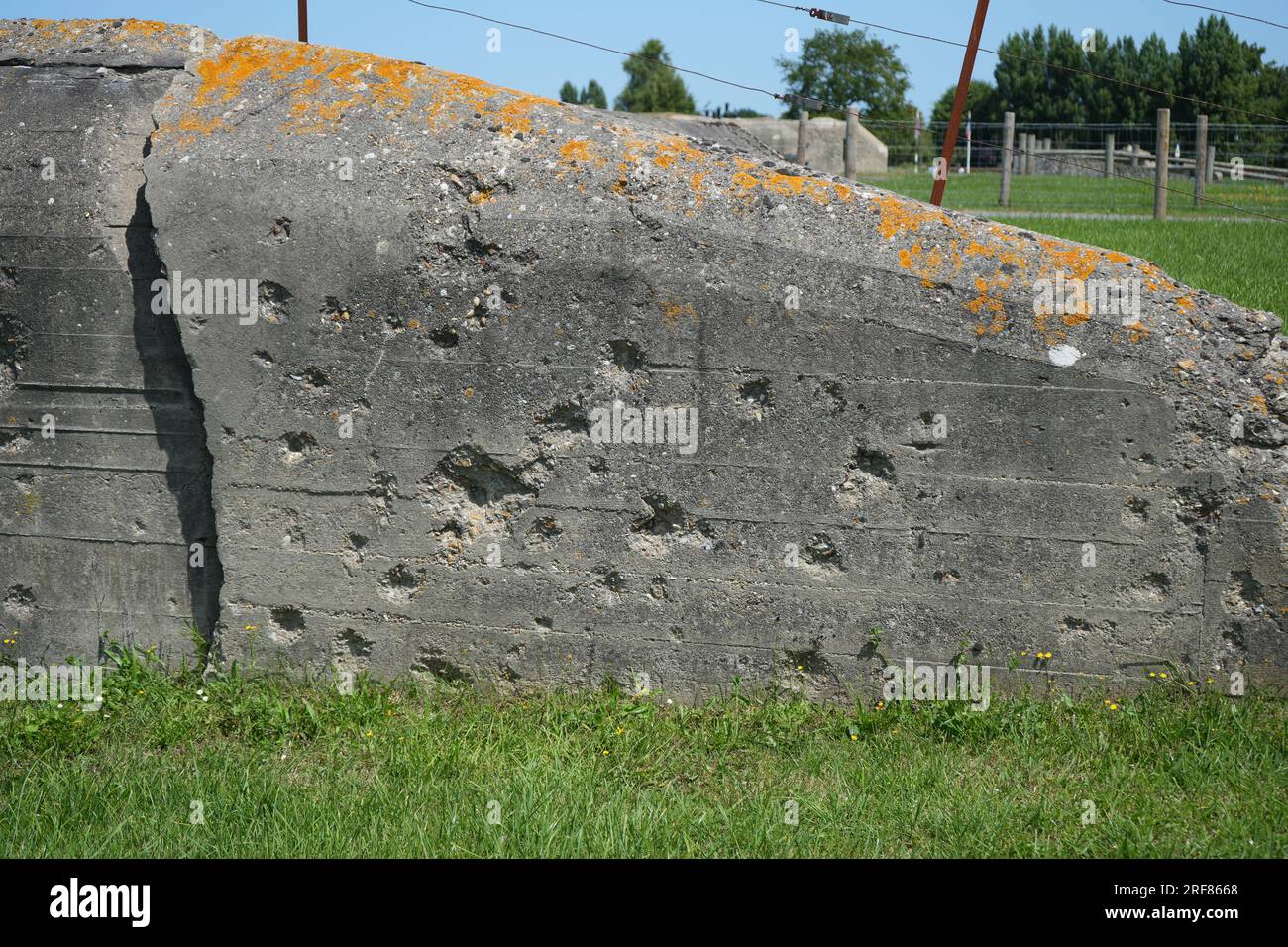 Segni di shell sul lato di un bunker tedesco della seconda guerra mondiale presso la Merville Gun Battery. Foto Stock