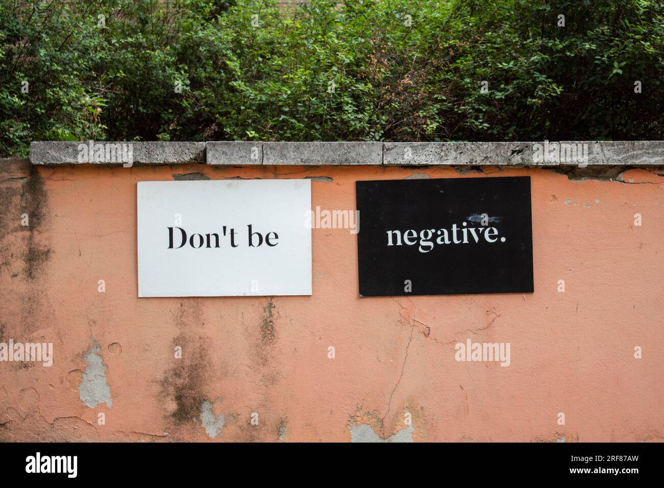 Non essere un segno negativo. Ottimismo. Leadership. Mentoring. Coach. Foto Stock