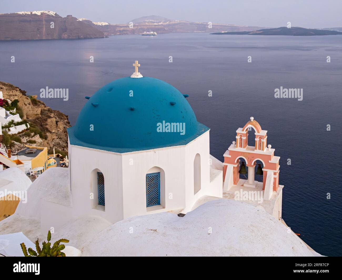 Chiesa ortodossa di Anastasi (Resurrezione del Signore) al crepuscolo, Ia (Oia), Santorini (Thira), Grecia Foto Stock