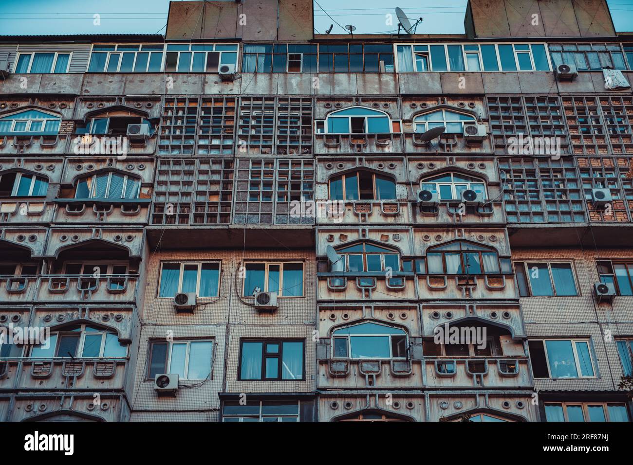 Vecchio edificio di appartamenti a Bishkek, in Kirghizistan Foto Stock