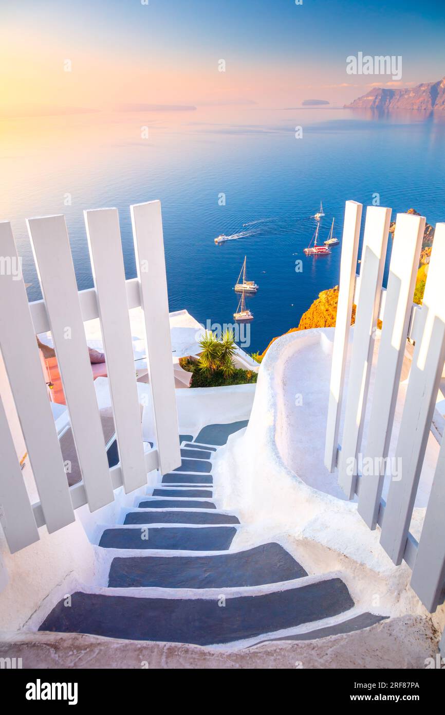 Porta aperta al Paradiso. Santorini, Grecia. Architettura bianca, porte aperte e gradini per il mare blu di Santorini. Vacanze in Grecia, Santorini. Foto Stock