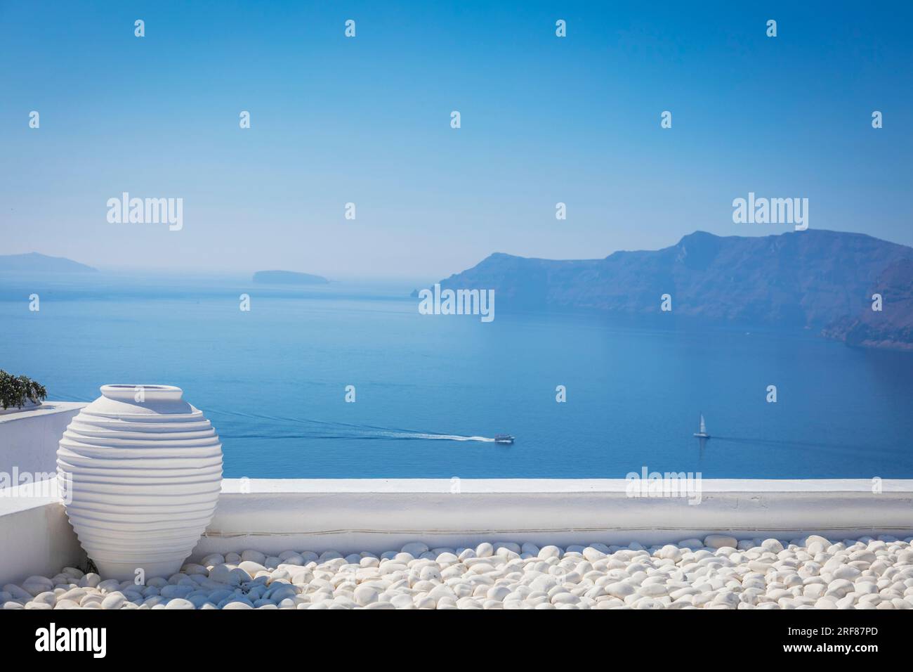 Sfondo del famoso concetto di Santorini. Grecia, isola di Santorini - architettura bianca e mare e cielo blu. Sfondo astratto, spazio vuoto. Greco islamico Foto Stock