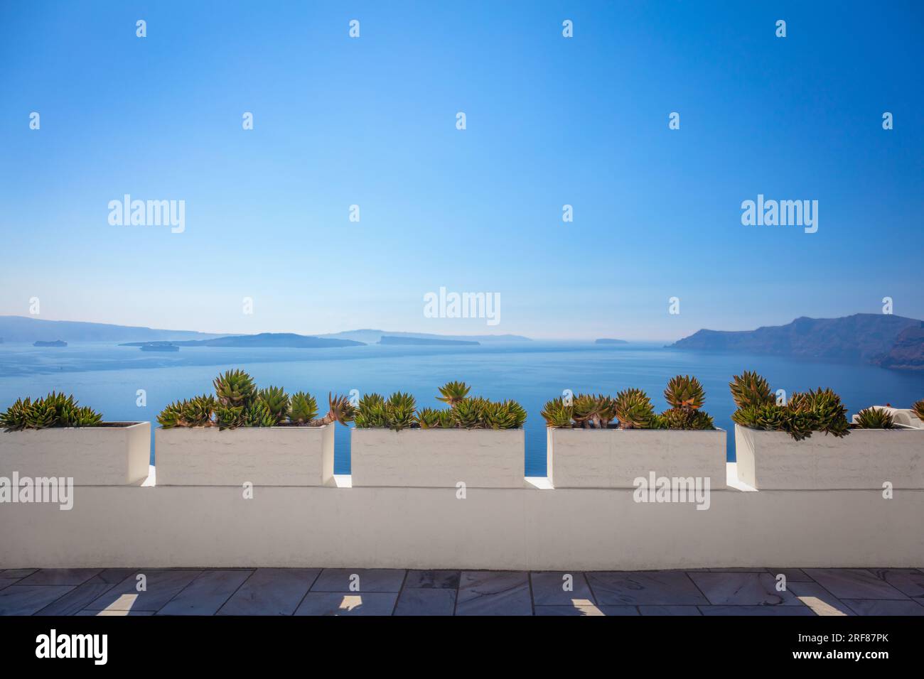 Contesto concettuale - Santorini. Grecia, isola di Santorini, Oia - architettura bianca, fiori e mare e cielo blu. Sfondo astratto, spazio vuoto. Foto Stock