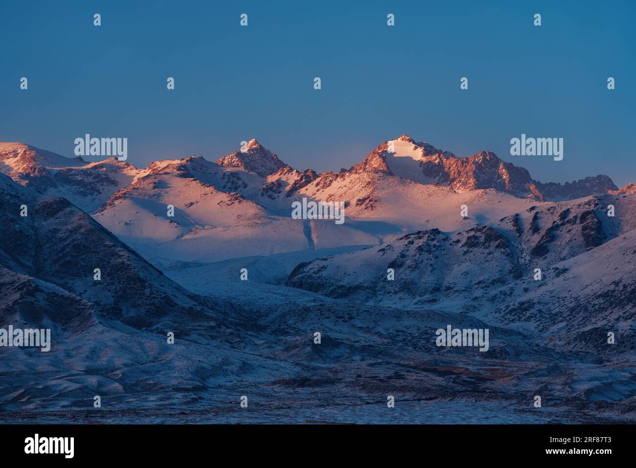 Montagne invernali paesaggio del Kirghizistan al tramonto Foto Stock