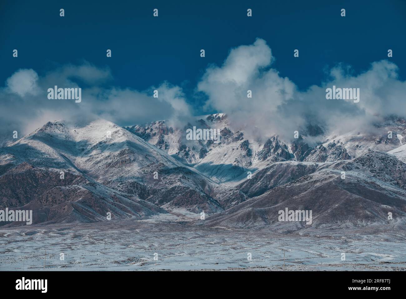 Montagne inverno paesaggio del Kirghizistan Foto Stock