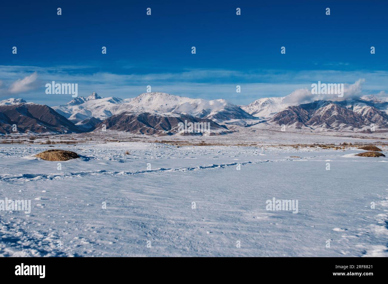 Montagne inverno paesaggio del Kirghizistan Foto Stock