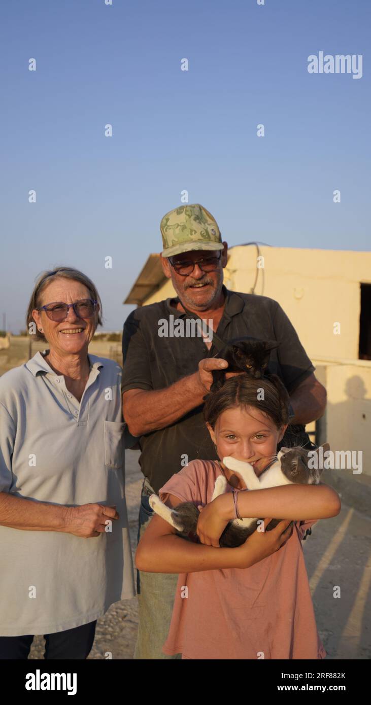Adorabile famiglia greca che vive vicino ai cavalli Foto Stock