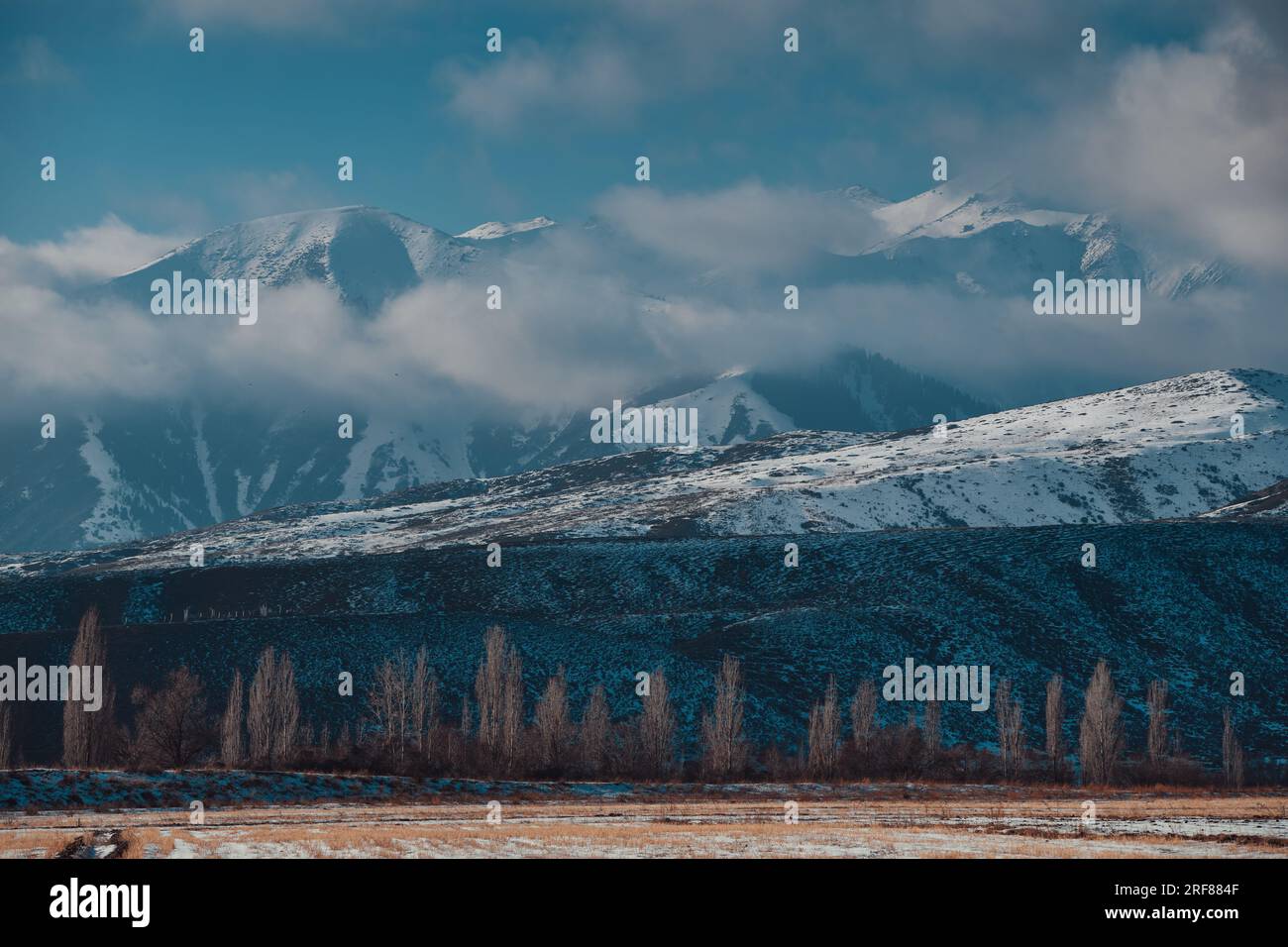 Montagne inverno paesaggio del Kirghizistan Foto Stock