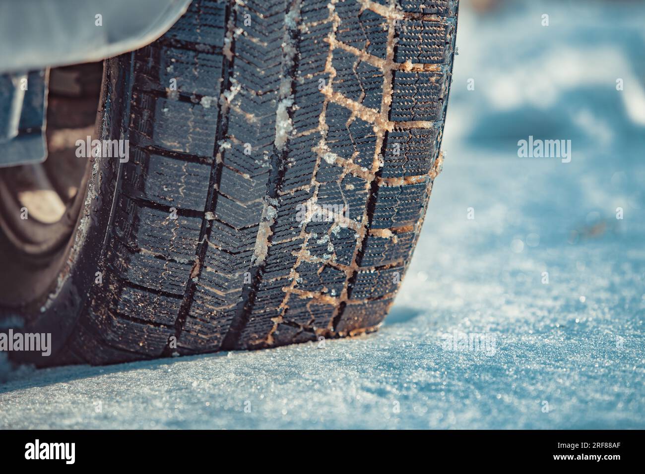 Vista ravvicinata invernale degli pneumatici della vettura sulla neve Foto Stock