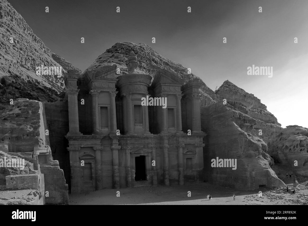 Vista del tempio del monastero, della città di Petra, sito patrimonio dell'umanità dell'UNESCO, Wadi Musa, Giordania, Medio Oriente Foto Stock