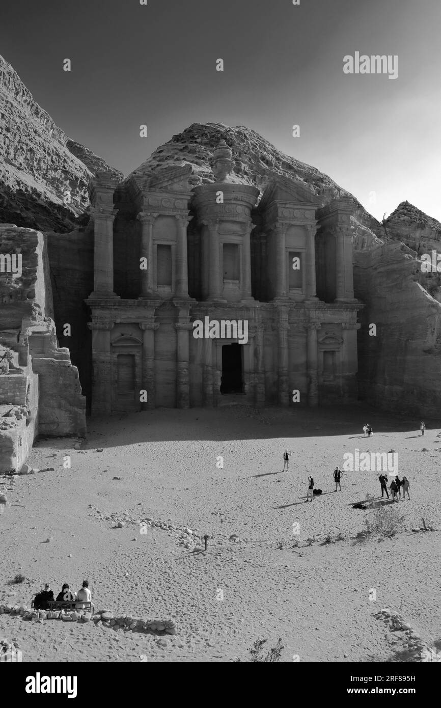 Vista del tempio del monastero, della città di Petra, sito patrimonio dell'umanità dell'UNESCO, Wadi Musa, Giordania, Medio Oriente Foto Stock