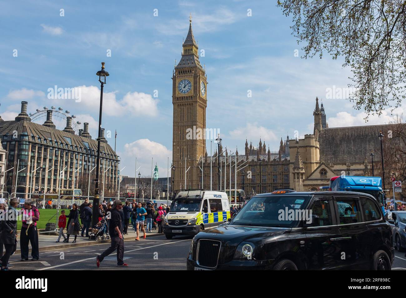 Londra, Regno Unito, 2023. Il giorno della Terra, i manifestanti in Parliament Square, con un taxi in primo piano, e il Big Ben e Westminster sullo sfondo Foto Stock