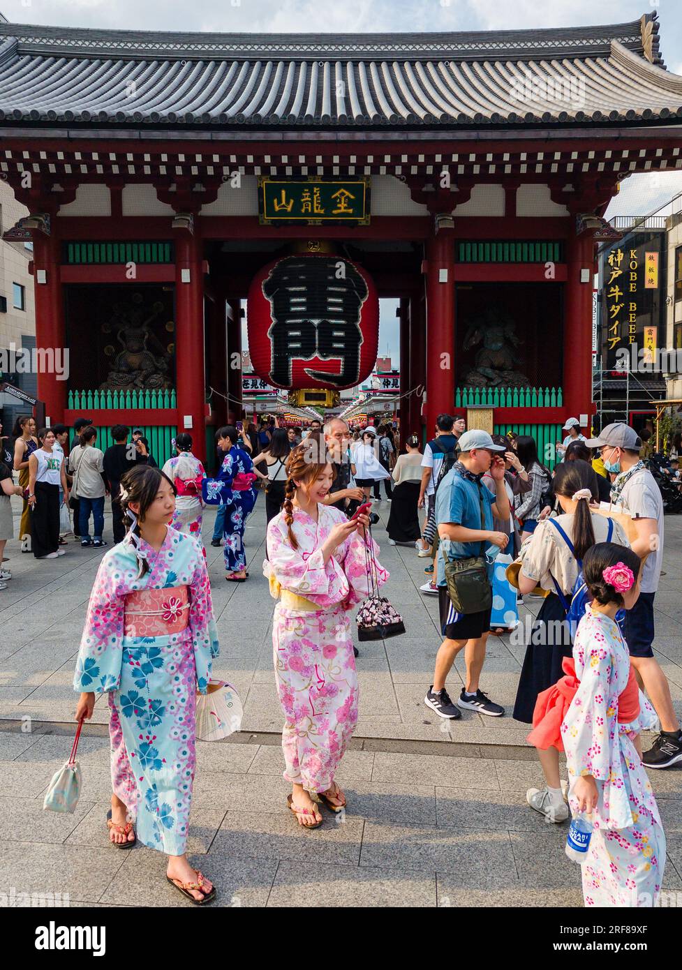 TOKYO, GIAPPONE - 18 LUGLIO 2023: Turisti e locali intorno al senso-Ji, Asakusa, Tokyo Foto Stock