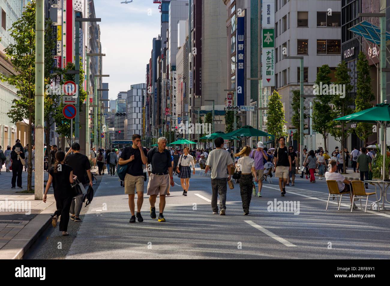 TOKYO, GIAPPONE - LUGLIO 30 2023: Folle di acquirenti nell'area di lusso di Ginza, nel centro di Tokyo Foto Stock