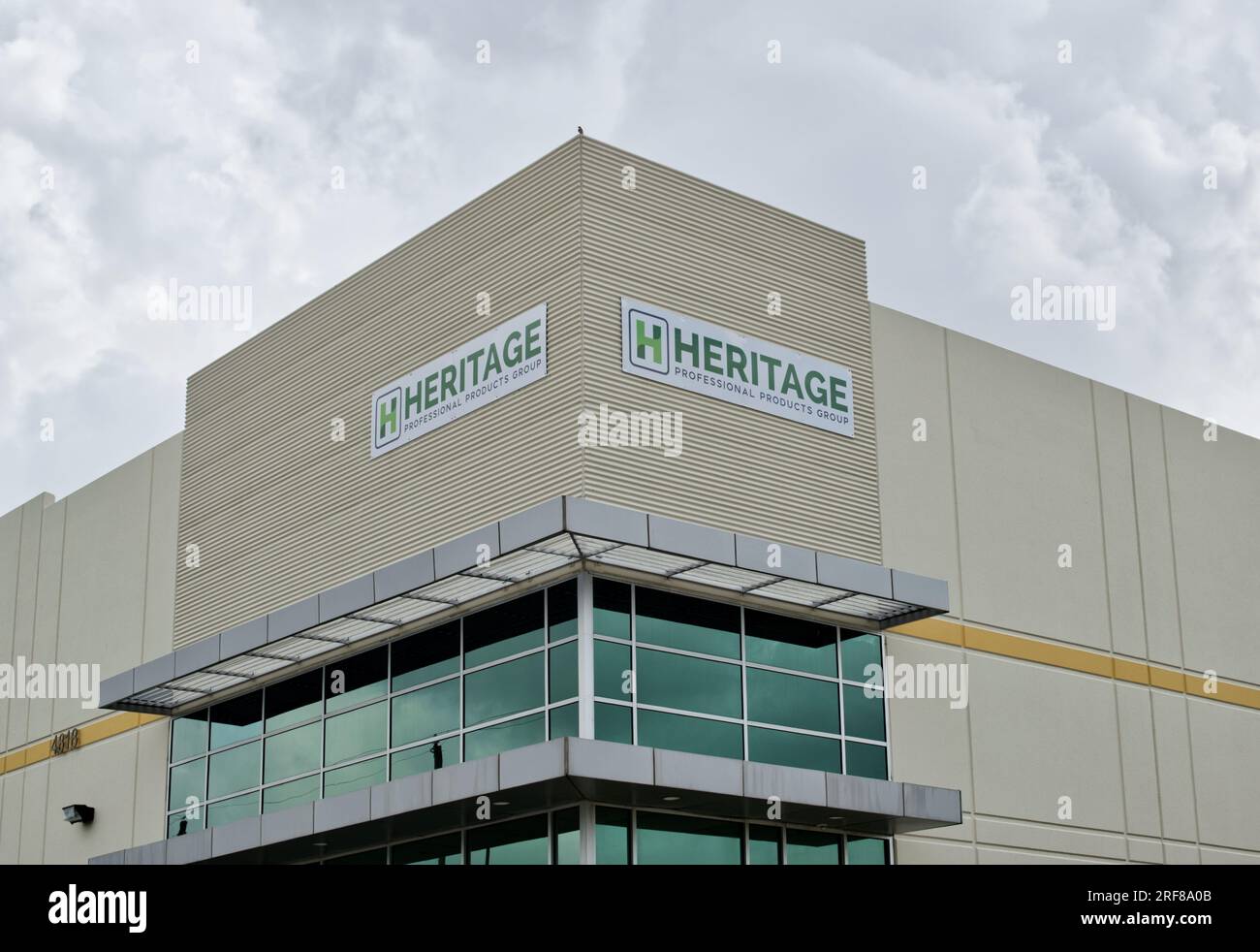 Houston, Texas USA 07-04-2023: L'esterno dell'edificio per uffici del Heritage Professional Products Group a Houston, Texas. Società di gestione per tappeti erbosi industriali. Foto Stock