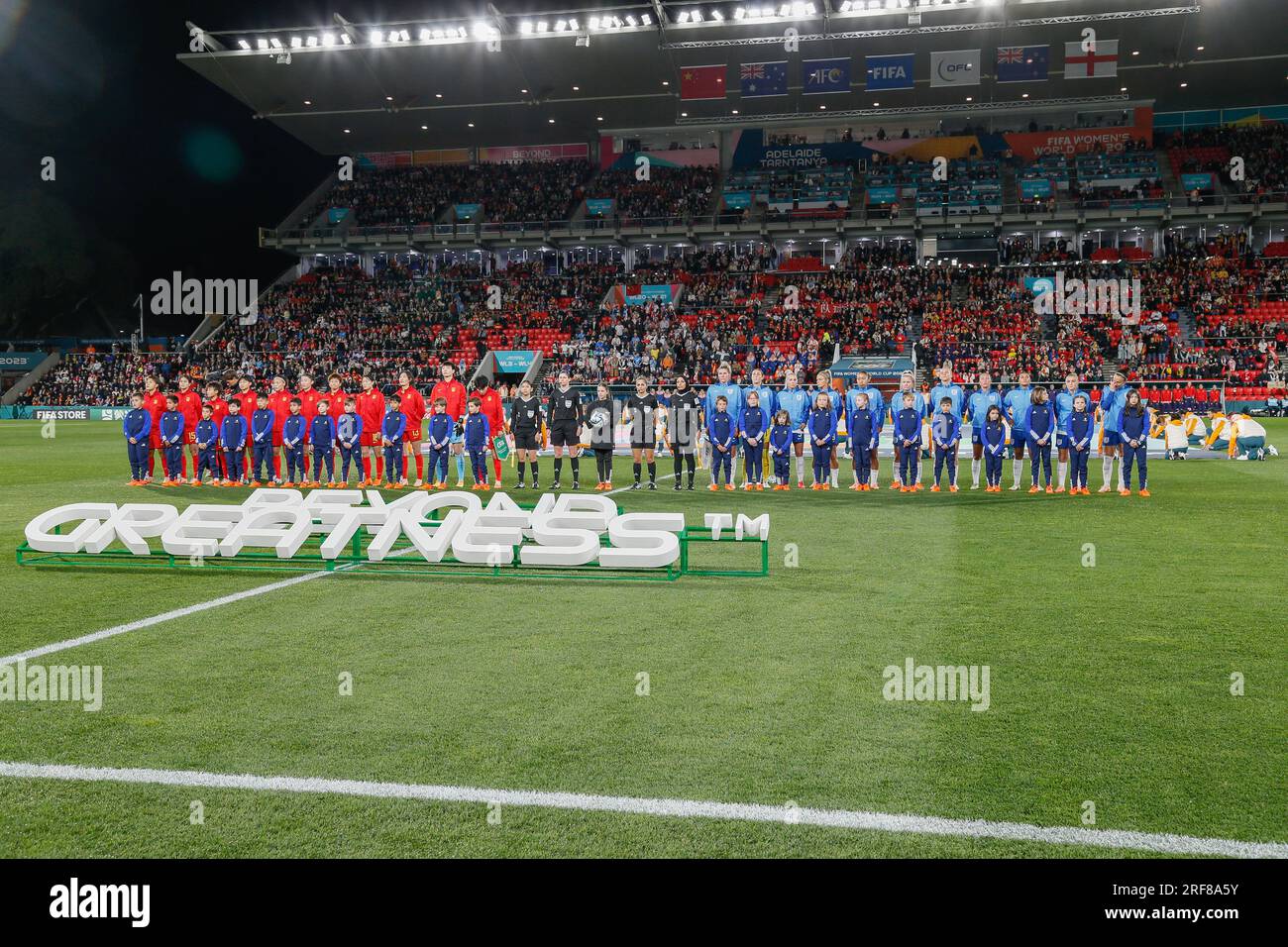 Adelaide/Tarntanya, Australia, 1 agosto 2023, Coppa del mondo femminile FIFA (gruppo D - partita n. 39) Inghilterra vs Cina, Inghilterra e Cina PR si schierano con gli arbitri per gli inni nazionali prima della loro ultima partita a gironi all'Hindmarsh Stadium credito: Mark Willoughby/Alamy Live News Foto Stock