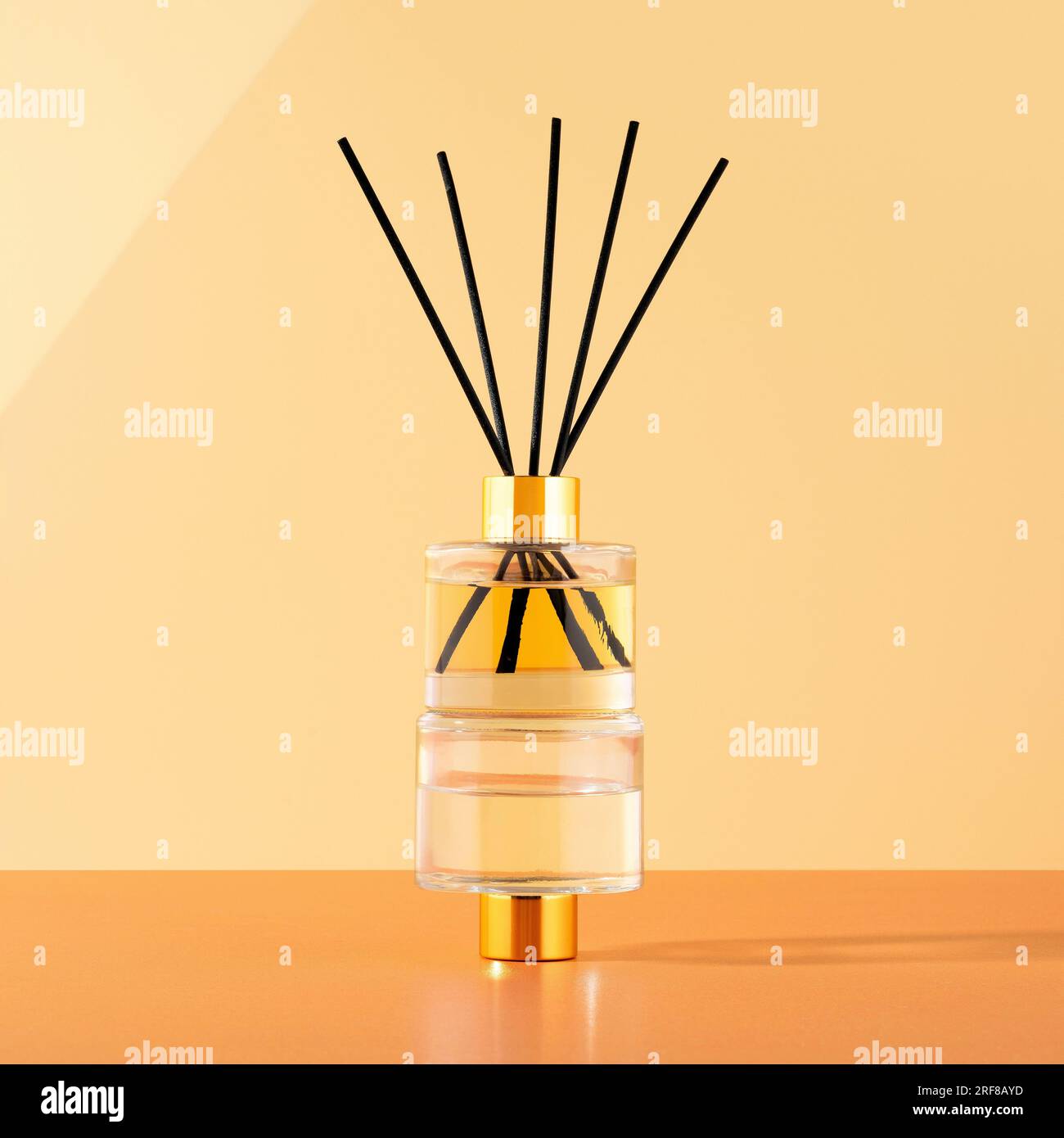 Il concetto di un comfort domestico, decorazione e aromaterapia. Diffusore di arrema profumato con olio essenziale sullo sfondo beige. Immagine creativa alla moda Foto Stock