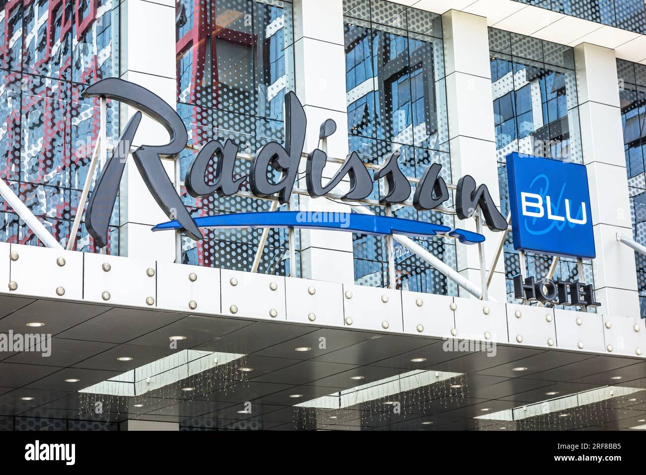 Liuzhou, Cina - 6 luglio 2013: Logo d'ingresso al Radisson Blu Hotel. Radisson Hotels è una catena alberghiera internazionale con sede negli Stati Uniti. Foto Stock